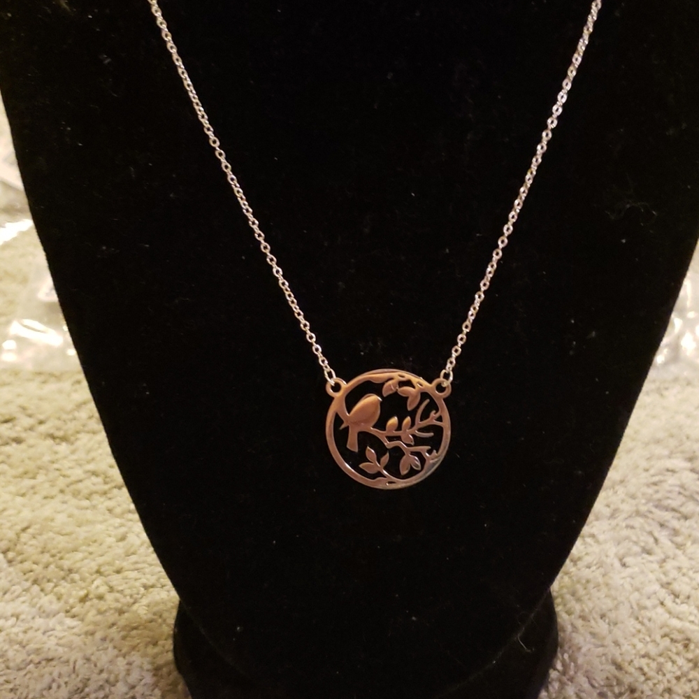 NWOT BIRD ON TREE LIMB NECKLACE - Picture 3 of 7